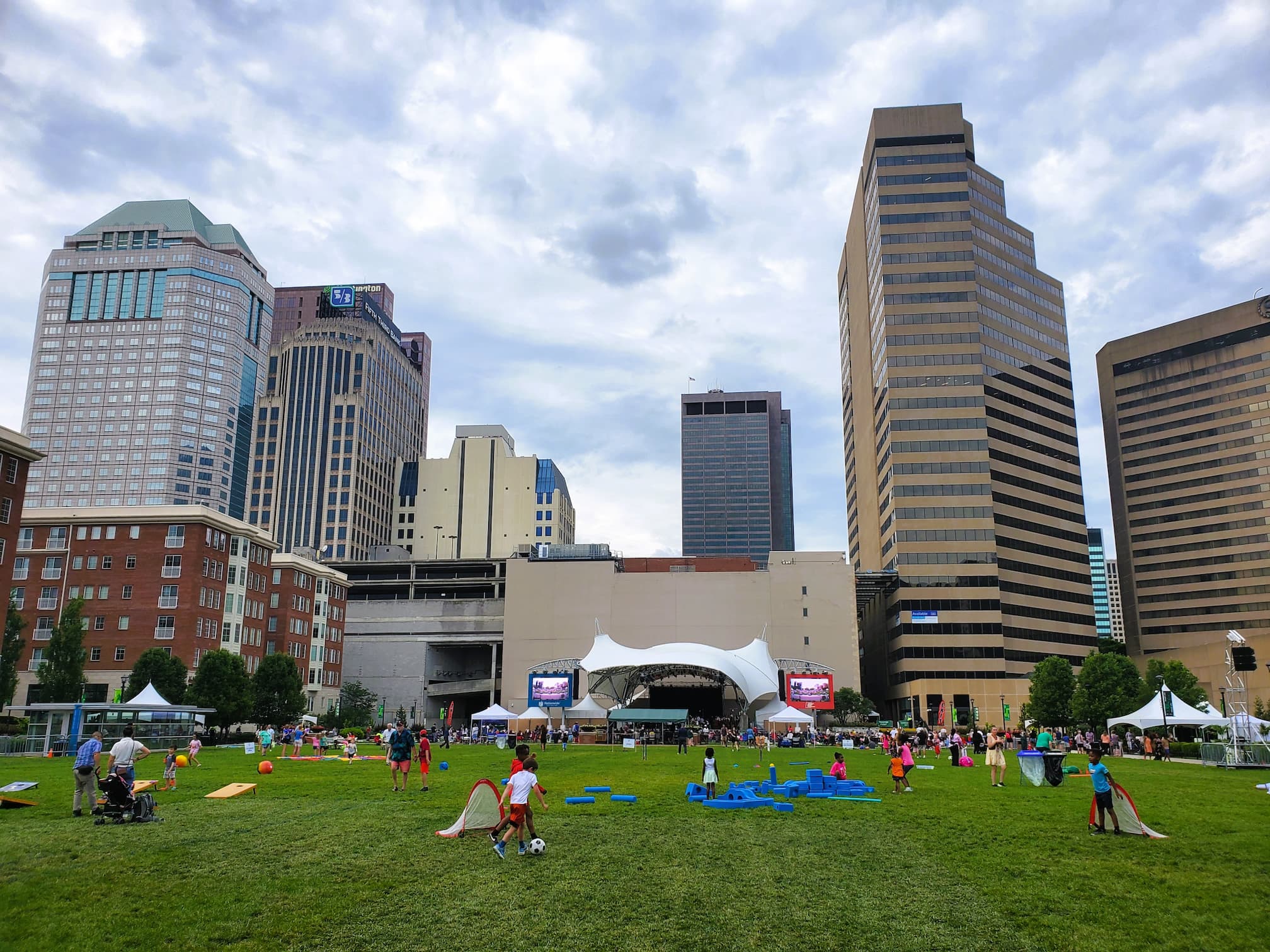 family friendly summer activities in columbus - outdoor movie night for kids at columbus commons.