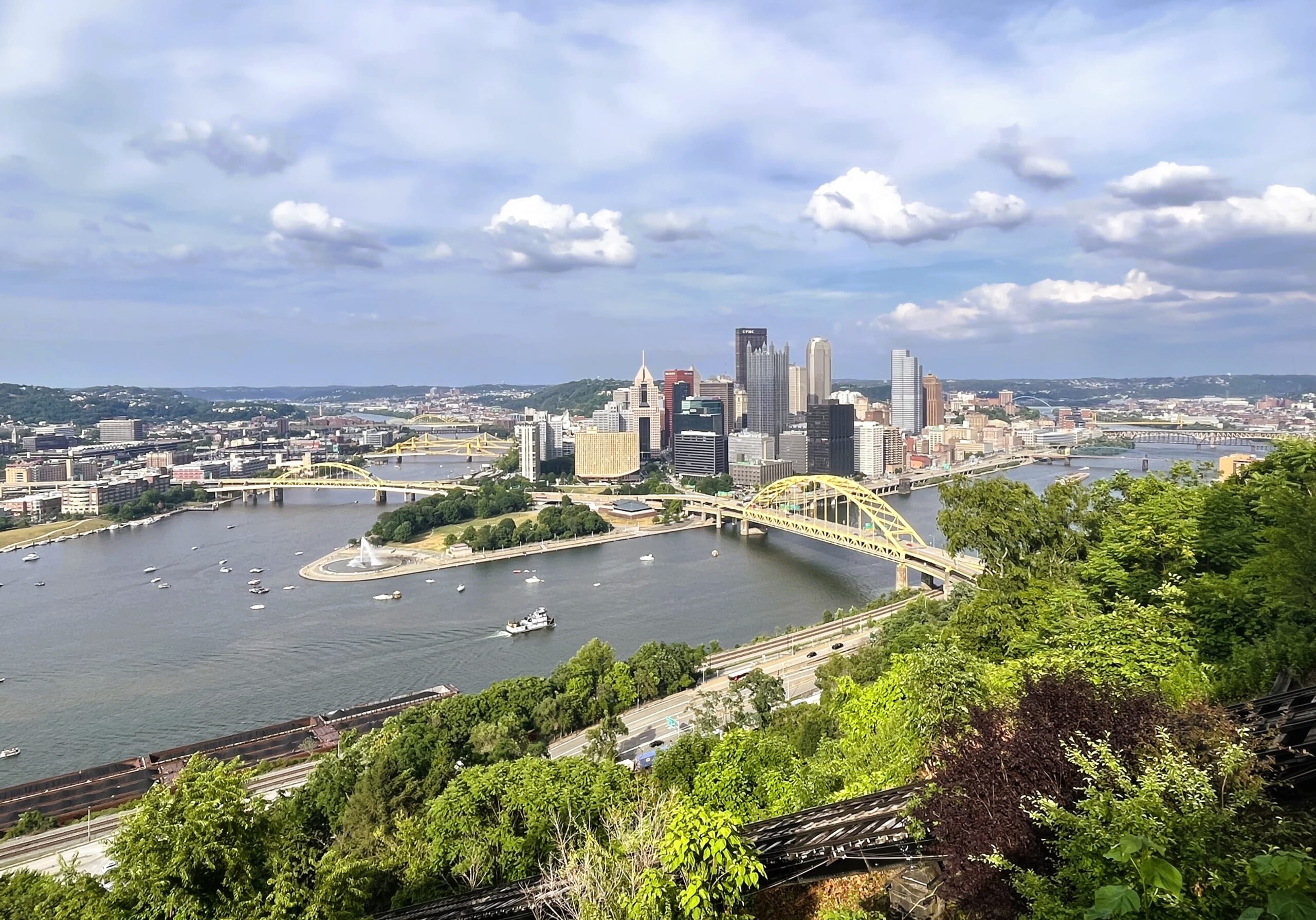 Overlook city view of Pittsburgh.